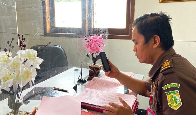 Tim JPU Kejari Kabupaten Kediri saat menerima pelimpahan berkas (istimewa)