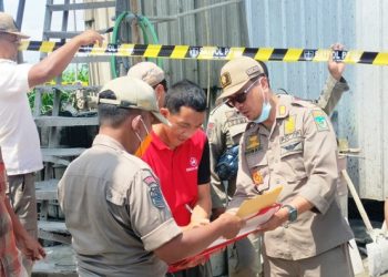 Saat dilakukan penyegelan di Terate Mekar Mix (Kintan Kinari Astuti)