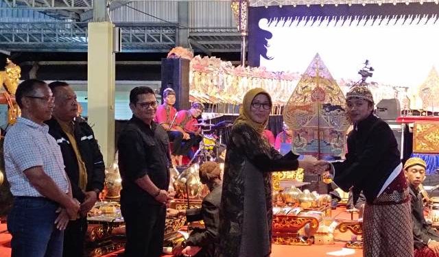Tutik Purwaningsih mewakili Pemkab Kediri menyerahkan wayang Gunungan kepada dalang ki Gilang Bima Nugraha (Sigit Cahya Setyawan)