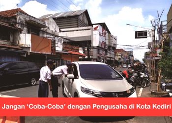 Dinas Perhubungan saat melakukan sosialisasi penerapan parkir berbatas di Jalan Dhoho (Sigit Cahya Setyawan)