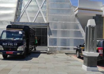 Anggota Satpol PP saat memasukan kebutuhan kantor ke salah satu ruangan di Museum Jayabaya (Wildan Wahid Hasyim)