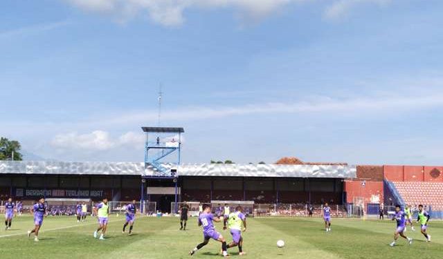 Kekuatan lengkap Persik Kediri saat berlatih di Stadion Brawijaya (Sigit Cahya Setyawan)