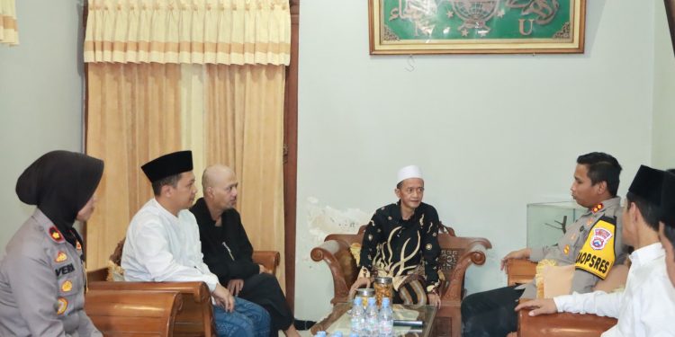 Kapolres Kediri AKBP Bimo Ariyanto kunjungi Ponpes Roudlotul Ulum Kencong (humas)