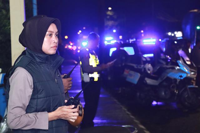 Srikandi Polres Kediri Pimpin Patroli Perintis Presisi, Antisipasi Konflik antar Perguruan Silat Srikandi Polres Kediri Pimpin Patroli Perintis Presisi, Antisipasi Konflik antar Perguruan Silat