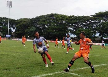 Permainan sengit diterapkan kedua tim saat berlaga di Stadion Canda Bhirawa Pare (Sigit Cahya Setyawan)