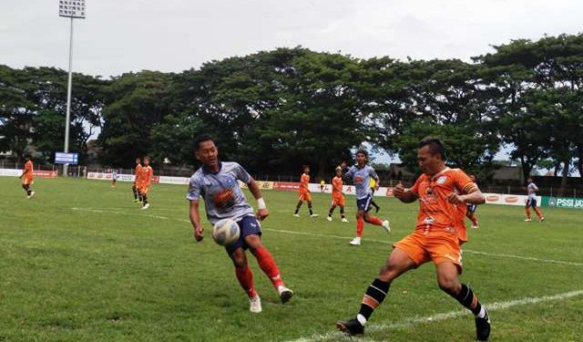 Permainan sengit diterapkan kedua tim saat berlaga di Stadion Canda Bhirawa Pare (Sigit Cahya Setyawan)