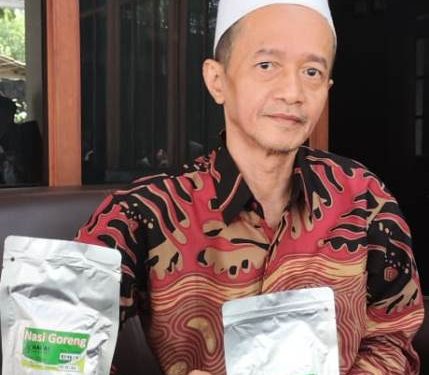 Gus Mahu memperkenalkan produk nasi goreng kemasan (Nanang Priyo Basuki)