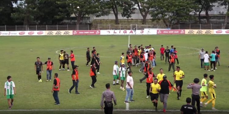 Suasana usai pertandingan diwarnai kericuhan (istimewa)