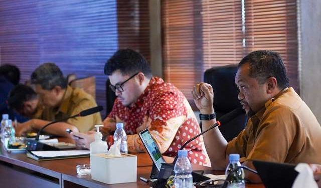 Kepala Dinas Perkim, Agus Sugiarto saat melakukan pemaparan pembangunan stadion (istimewa)