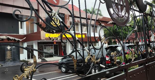 Tim Jamwas Turun ke Kejari Kota Kediri, Beredar Kabar Bukan Pemeriksaan Biasa Namun Terkait Dihentikan Penyidikan Korupsi Tim Jamwas Turun ke Kejari Kota Kediri, Beredar Kabar Bukan Pemeriksaan Biasa Namun Terkait Dihentikan Penyidikan Korupsi