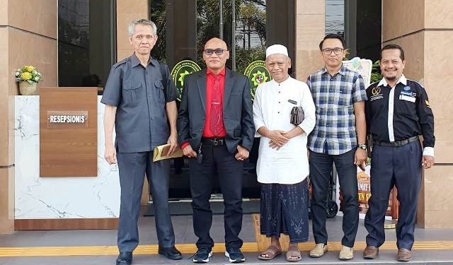 Abah Satirin diantara para penasehat hukum (istimewa)