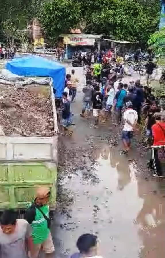 Jalan Desa Rusak Dilewati Truk Galian C dari Blitar, Dihadang Warga Margourip Bersama Penambang Lokal