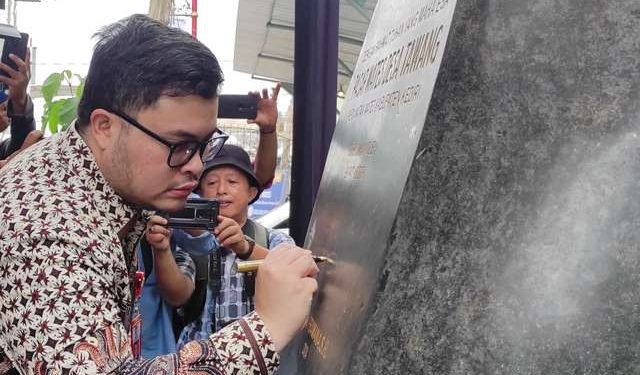 Mas Dhito saat meresmikan Pasar Wates (Wildan Wahid Hasyim)