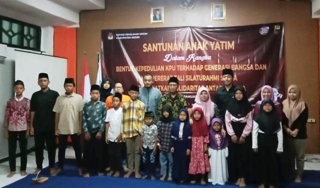 Suasana santunan anak yatim diselenggarakan di Kantor KPU Kabupaten Kediri (istimewa)