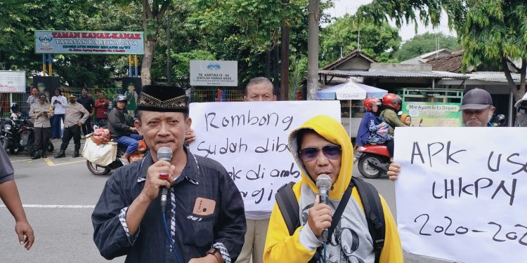 Massa Pecut Samandiman saat aksi di Kantor Kejaksaan Negeri Kota Kediri (Sigit Cahya Setyawan)