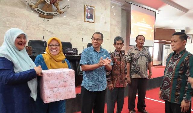 Pemberian tali asih oleh pimpinan DPRD Kota Kediri kepada staf Sekwan (Nanang Priyo Basuki)
