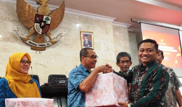 Wakil Ketua DPRD Kota Kediri, Katino, saat memberikan bingkisan kepada empat karyawan Sekwan purna tugas (Nanang Priyo Basuki)