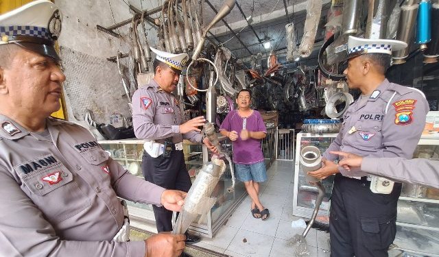 Satlantas Polres Kediri Kota saat lakukan himbau ke toko onderdil kendaraan (humas)