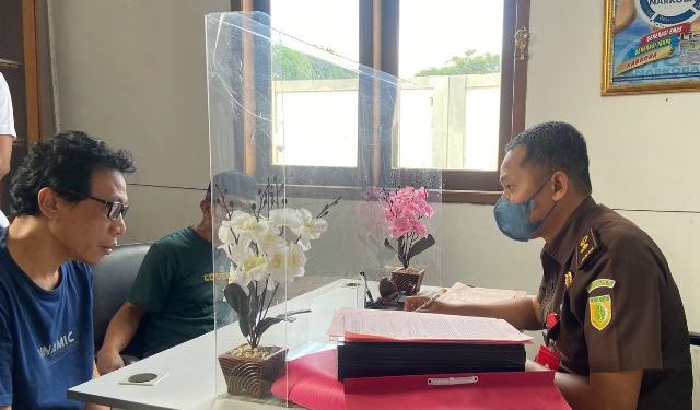 Saat pelimpahan berkas ke Kejari Kabupaten Kediri (Wildan Wahid Hasyim)