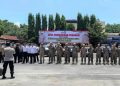 Apel pasukan gabungan sebelum membersihkan APK di Halaman Mapolres Kediri (Wildan Wahid Hasyim)
