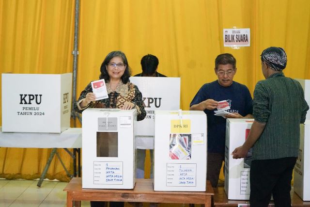 Pj Wali Kota Kediri Turut Gunakan Hak Pilihnya di TPS 01 Kelurahan Pocanan