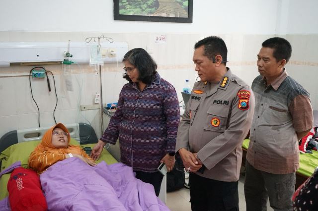 Beri Perhatian dan Dukungan Moral, Pj Wali Kota Kediri Jenguk Petugas Pemilu