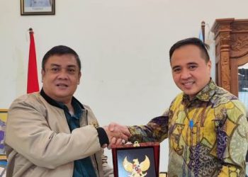Kepala Dinkop UMTK, Bambang Priambodo menerima penghargaan dari Satgas UU Cipta Kerja (Nanang Priyo Basuki)