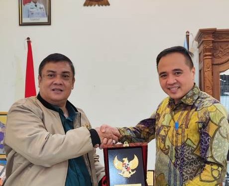 Kepala Dinkop UMTK, Bambang Priambodo menerima penghargaan dari Satgas UU Cipta Kerja (Nanang Priyo Basuki)