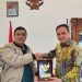 Kepala Dinkop UMTK, Bambang Priambodo menerima penghargaan dari Satgas UU Cipta Kerja (Nanang Priyo Basuki)