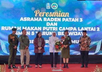 Gubernur Jawa Timur Khofifah Indar Parawansa saat meresmikan bangunan baru di SMA 5 Taruna Brawijaya (Sigit Cahya Setiawan)