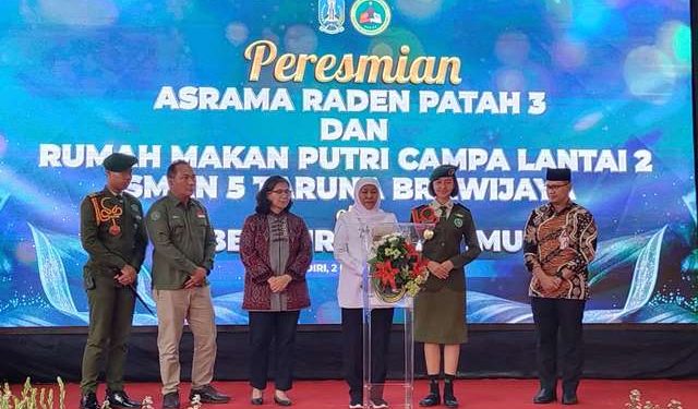Gubernur Jawa Timur Khofifah Indar Parawansa saat meresmikan bangunan baru di SMA 5 Taruna Brawijaya (Sigit Cahya Setiawan)