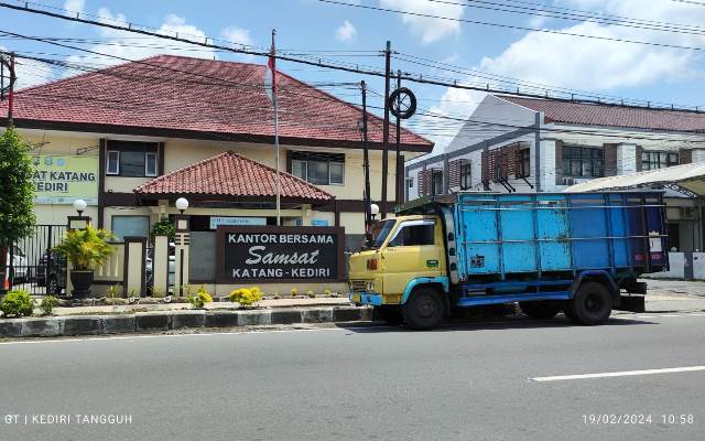 Meski Miliki Posko Bersama, Satlantas dan Dishub Saling Lempar Tanggung Jawab Terkait Penindakan Kendaraan Parkir di Jalan Protokol Kabupaten Kediri