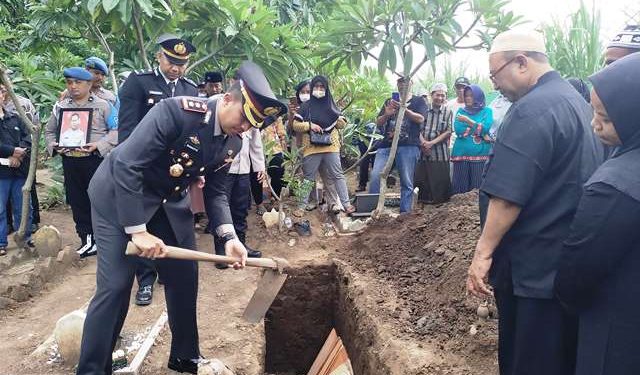 Prosesi pemakaman Almarhum AKP Totok di TPU Kelurahan Dermo (Sigit Cahya Setyawan)