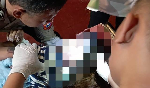 Luka pada jenasah Deasy Rahmasari diperiksa petugas (humas)