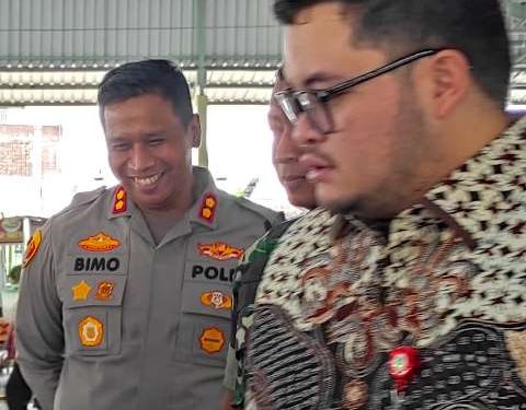 Kapolres Kediri AKBP Bimo Ariyanto saat mendampingi Bupati Kediri, Hanindhito Himawan Pramana (Wildan Wahid Hasyim)