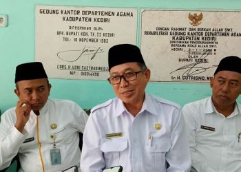 Kabid Pendidikan Diniyah dan Pondok Pesantren Kanwil Kemenag Jatim, Mohammad As'adul Anam saat jumpa pers (Wildan Wahid Hasyim)