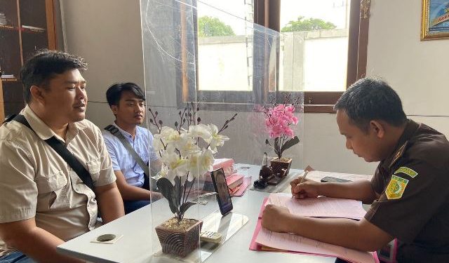 Penyidik Satreskrim Polres Kediri saat melimpahkan berkas perkara ke Kejari (Wildan Wahid Hasyim)