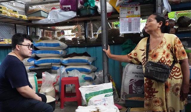 Mas Dhito saat sidak di Pasar Kras (kominfo)