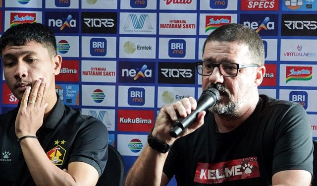 Pelatih Marcelo Rospide bersama Adi Eko saat prematch conference (istimewa)