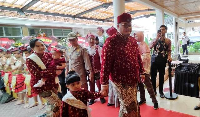 Mas Dhito bersama keluarga saat proses hari jadi (Nanang Priyo Basuki)