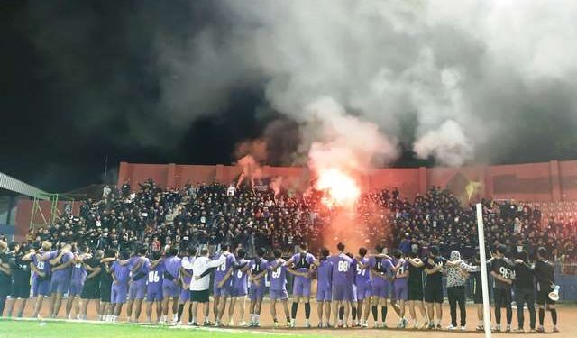 Persikmania memberikan dukung kepada tim Macan Putih tengah berlatih (Sigit Cahya Setyawan)