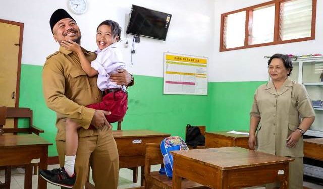 Salah satu siswa minta gending Kadisdik Anang Kurniawan (kominfo)