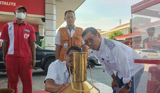 Salah satu pemeriksaan alat SPBU menggunakan bejana (Sigit Cahya Setyawan)