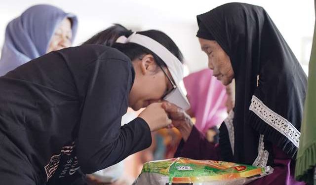 Mbak Cicha saat membagikan sembako (Kominfo)