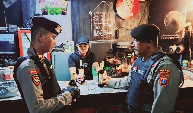 Kasat Samapta, Iptu Priyo Hadistyo saat razia di salah satu cafe (istimewa)