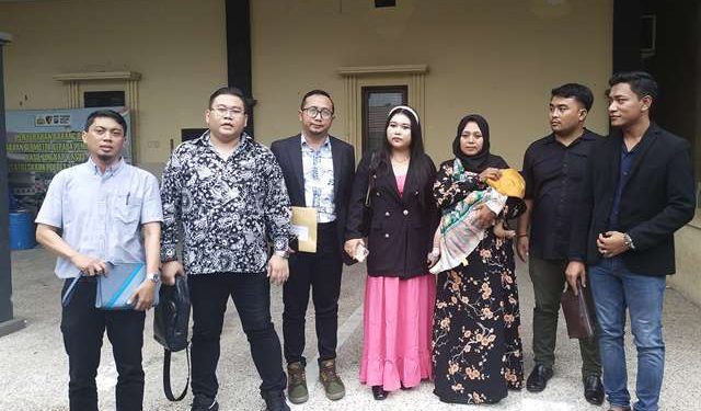 Anak buah Hotman Paris berada di Mapolres Kediri Kota dampingi keluarga santri (Sigit Cahya Setyawan)