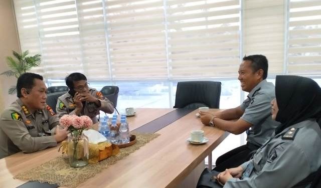 Plt. Kepala Lapas Kelas IIA Budi Ruswanto berkunjung ke RS Bhayangkara (istimewa)
