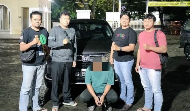 Pelaku Abdul Majid Hariyadi bersama barang bukti mobil diamankan di Mapolsek Ngasem (istimewa)