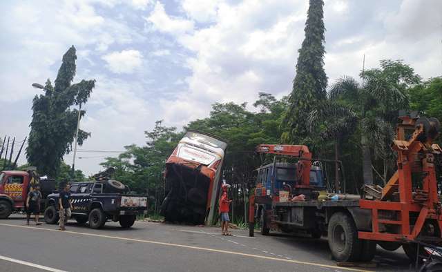 Innova Sempat Zig-Zag Sebelum Menabrak Bis Harapan Jaya di Timur Jembatan Semampir, Saksi Mata Lihat Botol Miras di Dalam Mobil