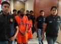 Sepasang kekasih saat pers rilis di Mapolres Kediri (Wildan Wahid Hasyim)